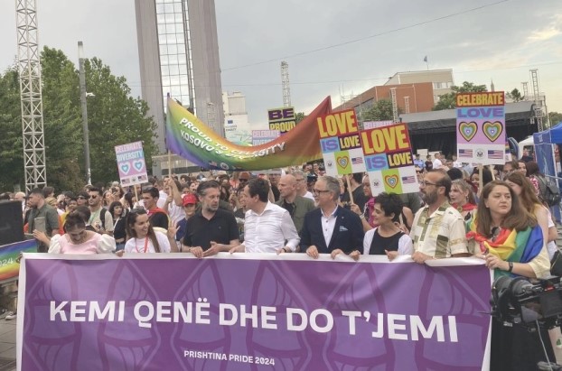 Kурти на чело на геј парадата на Косово