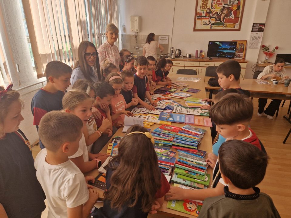 Основните училишта во Штип добија донација од 600 книги