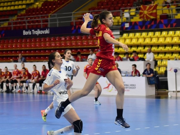 Браво за нашите девојки: Македонските млади ракометарки ја поминаа групната фаза на Светското првенство
