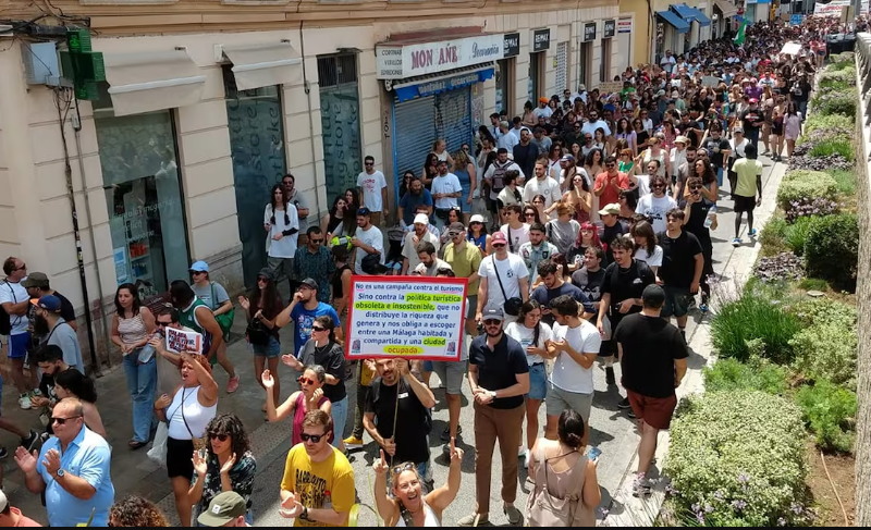 Драстично се поскапени кириите и нема доволно станови за локалците: Жителите на Малага излегоа на протест против масовниот туризам