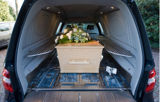 Бизарен случај во Тексас: Жена украла погребна кола со мртво тело во неа