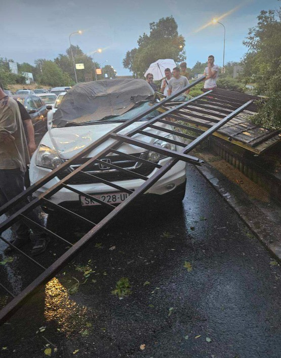 Падна врз две возила: Невремето откорна ограда од мост во Автокоманда