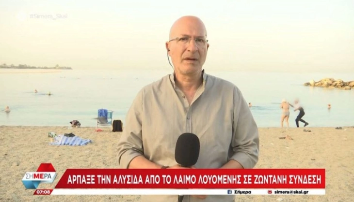 Жена ограбена на атинска плажа – кражбата непланирано пренесена во живо за време на линк на телевизијата „Скај“