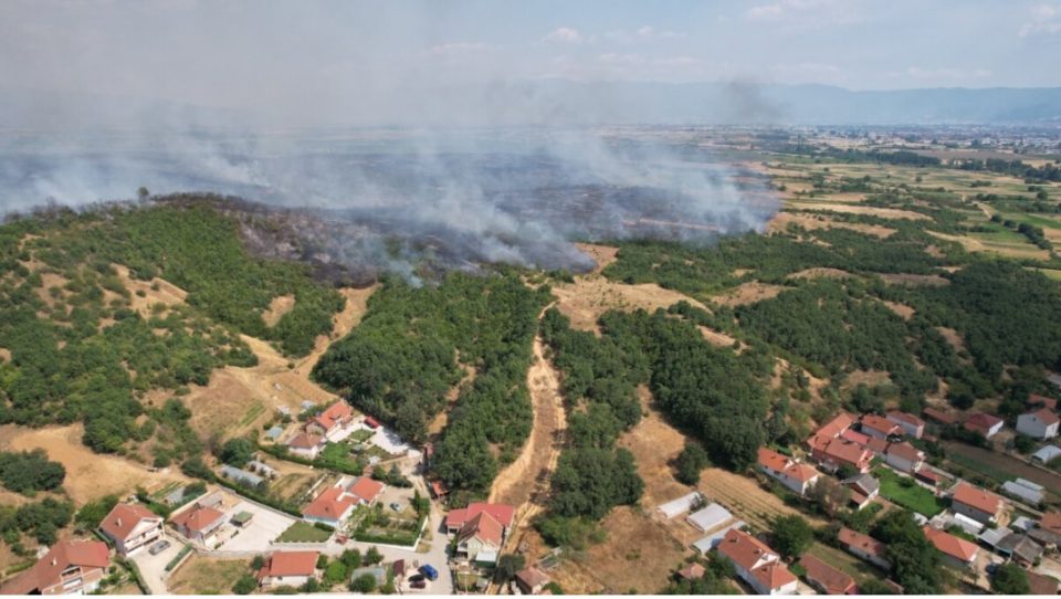 Втор хеликоптер кај Сушево и Злеово, пожарот се заканува на куќите