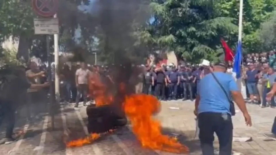 Запалени гуми пред Собранието во Тирана, тензично е и внатре
