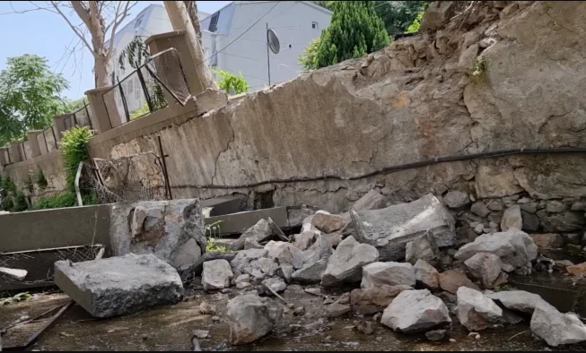 Министерството за здравство бара Град Скопје и општина Центар да го решат проблемот со урнатиот ѕид зад Клиниката за детски болести