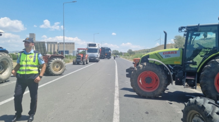 Земјоделците од Светиниколско го блокираа експресниот пат Штип – Велес