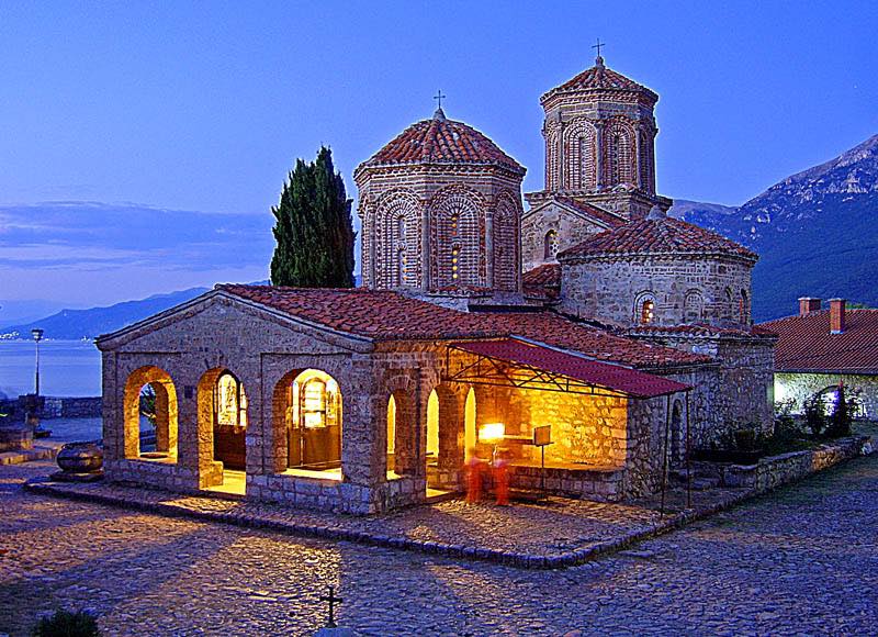 Денеска се празнува споменот на Св. Наум Охридски, поклонувањето на неговиот гроб носи здравје, душевен мир и спокој