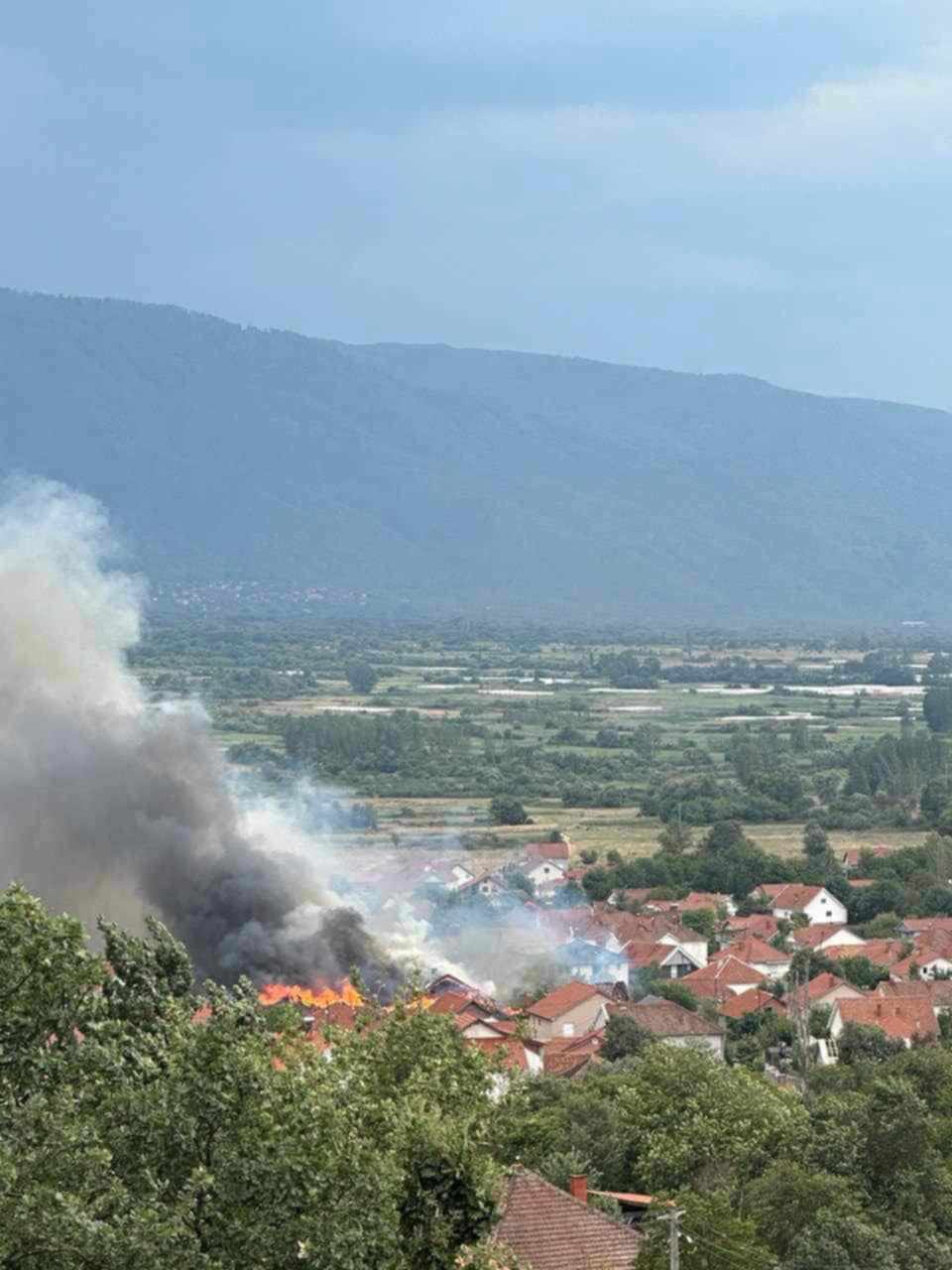 Горат куќи од левата страна на главниот пат низ Ново Село од насока на Струмица