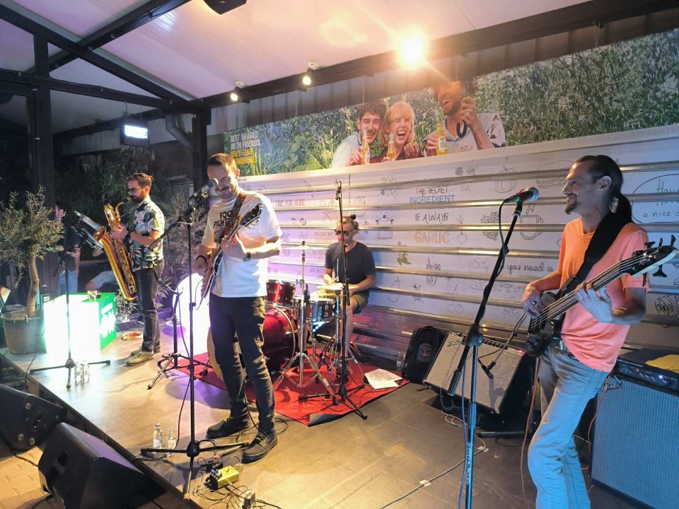 Никола Ѓуричко со својот бенд „Џони миднајт трио“ во Скопје ја испеа евровизиската „Џули“ на Даниел Поповиќ во рокенрол верзија