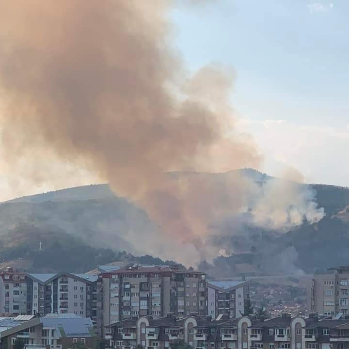 Двајца пожарникари полесно повредени гаснејќи го пожарот над Битола