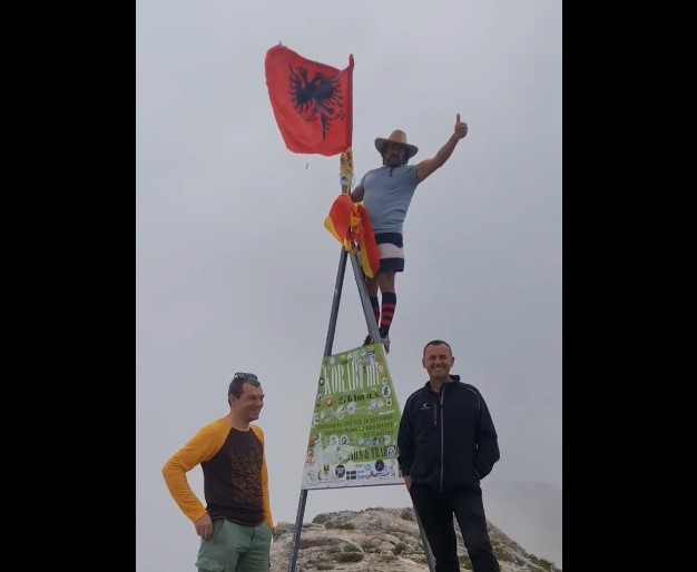 „Кораб е на Албанија“: Албански планинари го тргнаа македонското и го закачија албанското знаме