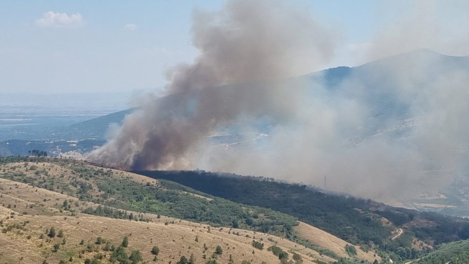 Пожар во близина на селото Црвени Брегови