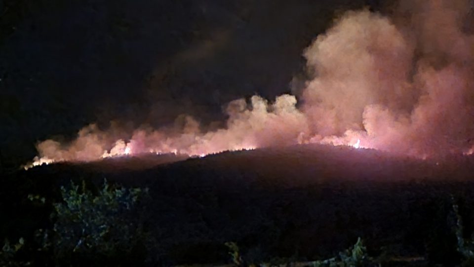 Пожарот во Косел излегол од контрола поради силен ветер