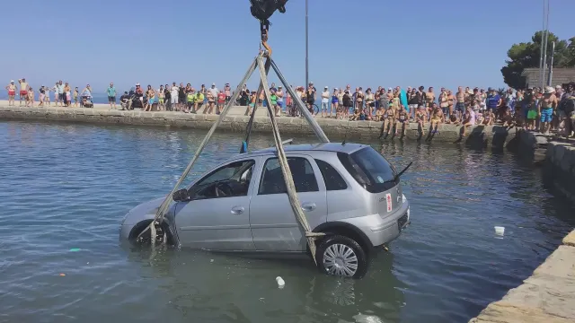 Автомобил со жена и четиригодишно дете заврши во Јадранското Море