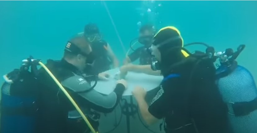 Нуркачи играа карти под вода на „Ohrid water festival”