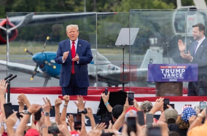 Трамп говореше зад непробојно стакло