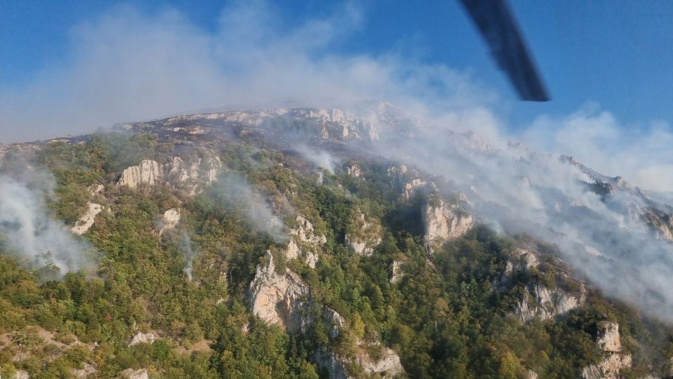 Во моментов активни 17 пожари, пет ставени под контрола