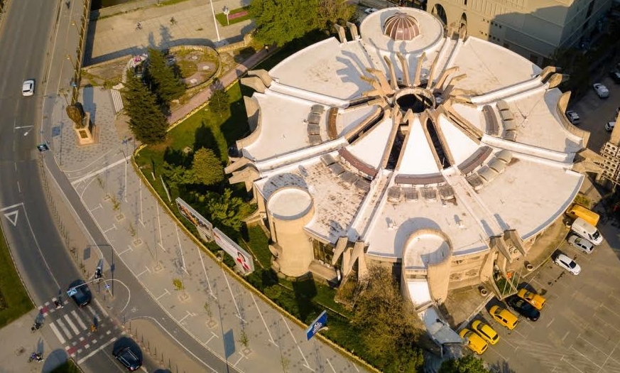 Николоски и Гир се заложија да ја реконструираат и вратат во функција централната Пошта во Скопје