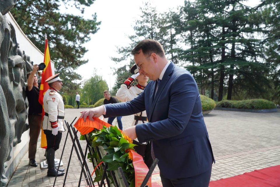 Николоски: Слава им на сите кои се вградени во борбата за создавање на независна држава!