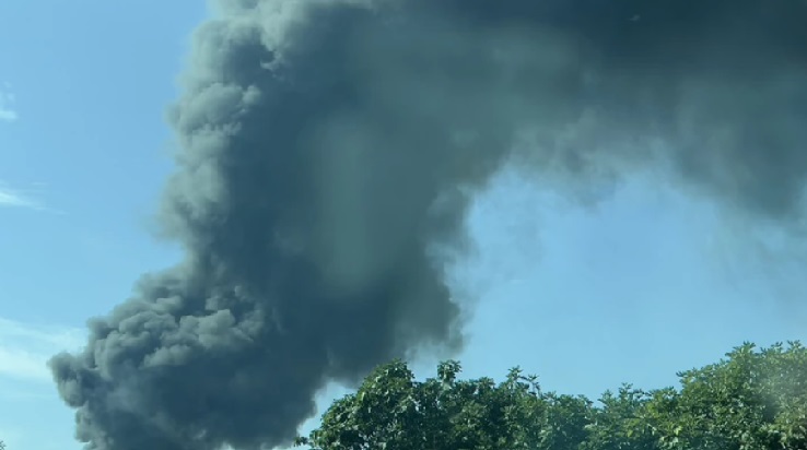 Голем пожар во Бар во Црна Гора, пепел паѓа врз автомобилите низ градот