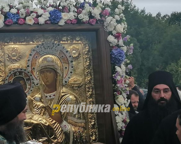 Верниците се туркаа да ја допрат и бакнат иконата на Богородица од Света Гора