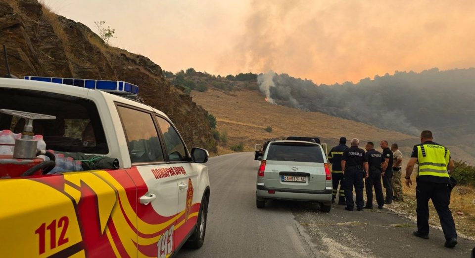 Огнената линија во Мариово надмина 25 километри – пожарникарите на терен