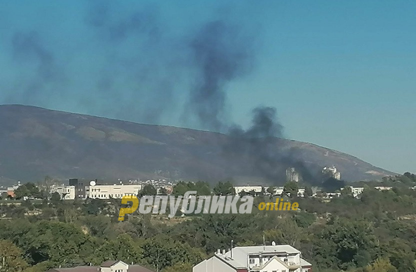 Големата количина запаливи материјали го отежнува гаснењето на пожарот во Чаир