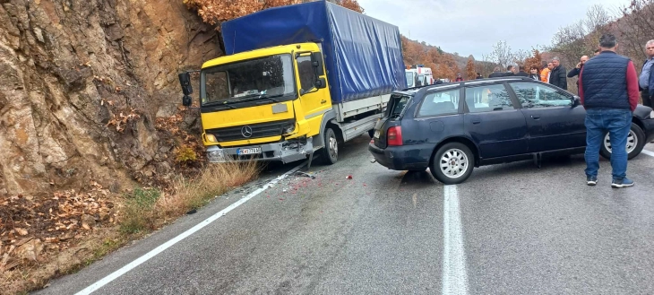 Поради сообраќајка во прекин сообраќајот на патот Делчево-Македонска Каменица