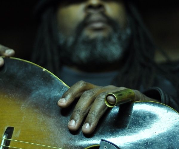 Добитникот на Греми, Alvin Youngblood Hart доаѓа во Скопје на Cotton Blues Festival