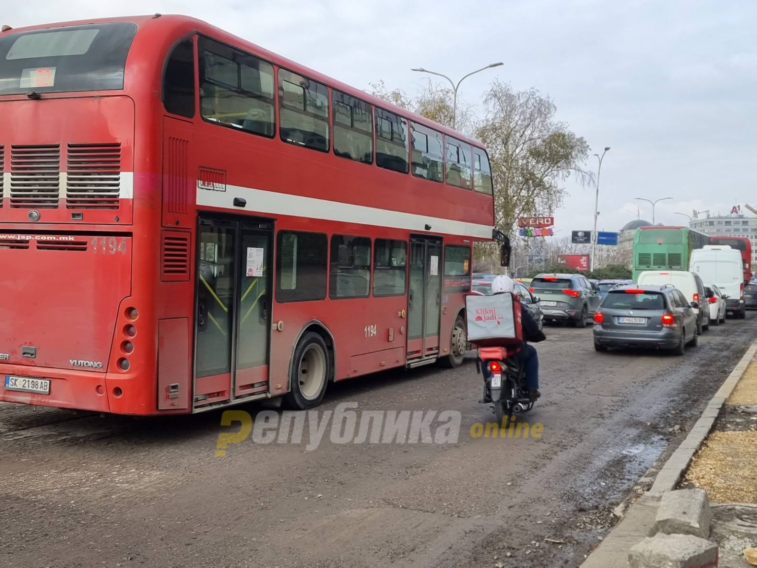 Малолетник нападнат и ограбен во автобус на ЈСП Скопје од четворица ...