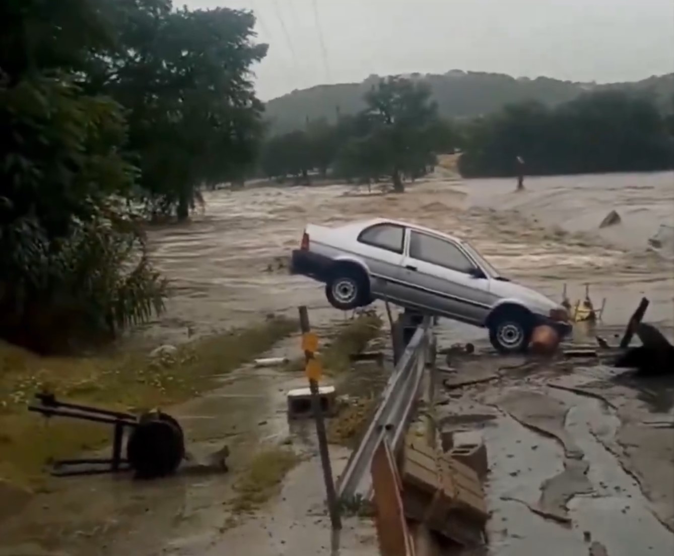 Најмалку 24 загинати во поплавите во Тексас, меѓу нив и деца