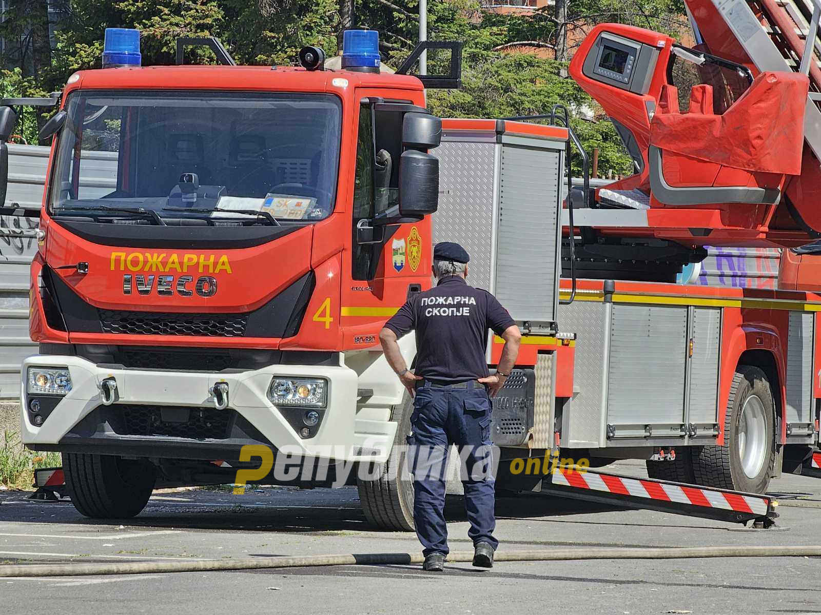 Нов пожар во Визбегово предизвика густ црн чад: Пламените се шират кон куќи, а противпожарните екипи се на терен