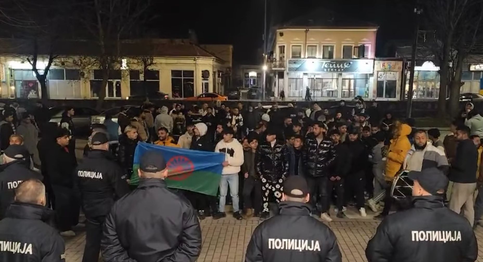 Протестираат и бараат да добијат возачка дозвола без да полагаат, знаеле да возат, а немале пари за часови и инструктор