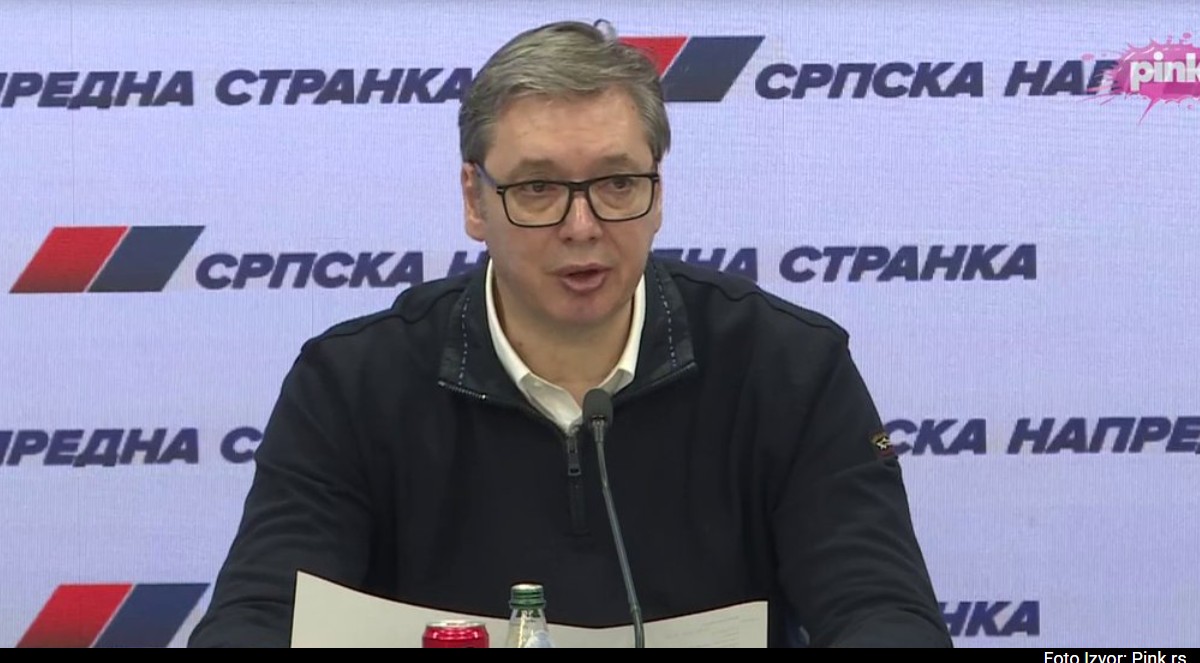 Вучиќ пред заминување најави зголемување на платите и пензиите