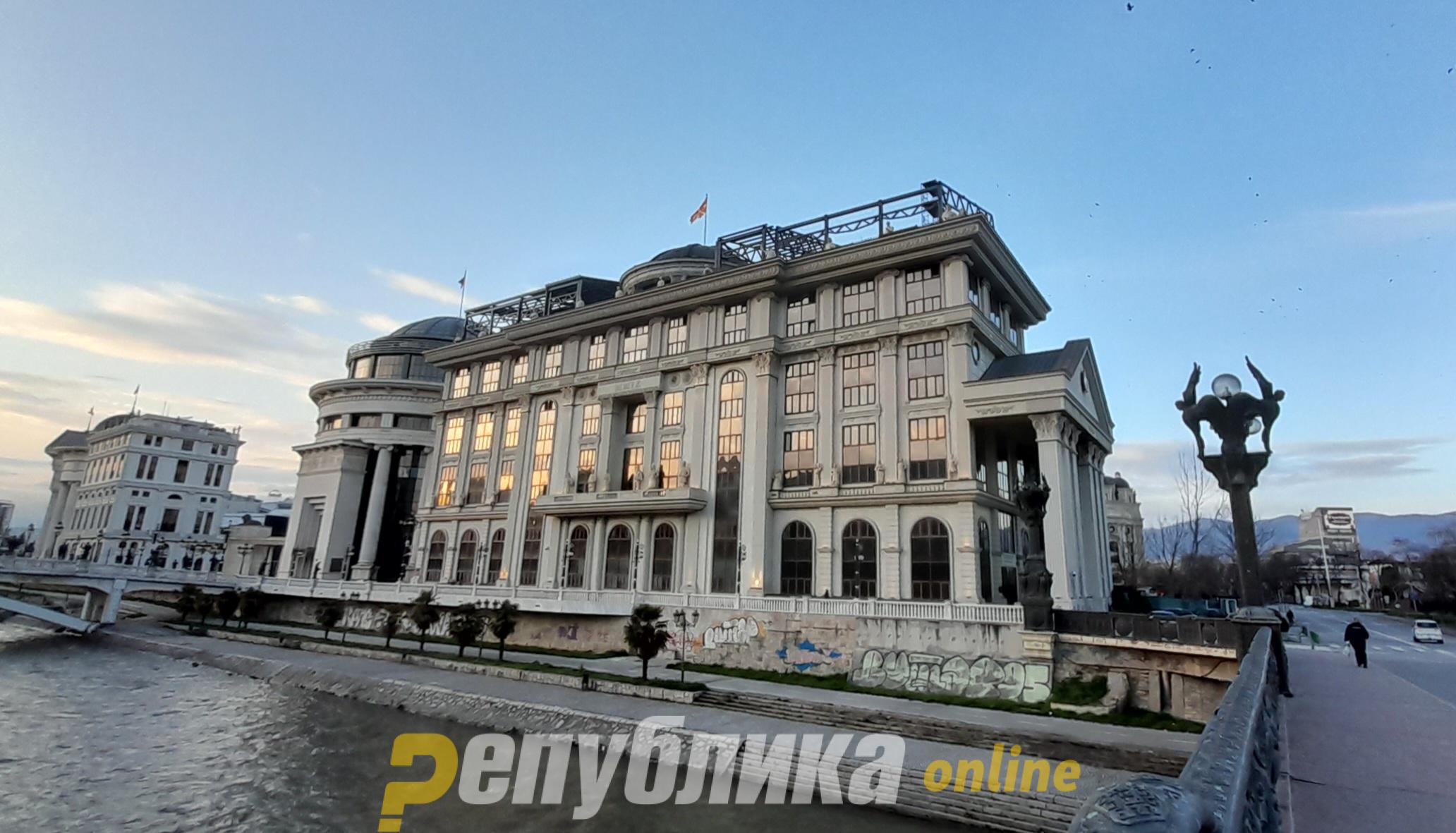 МНР: Неточна информација е дека има оштетување и отстранување на табла на Амбасадата на Македонија во Софија