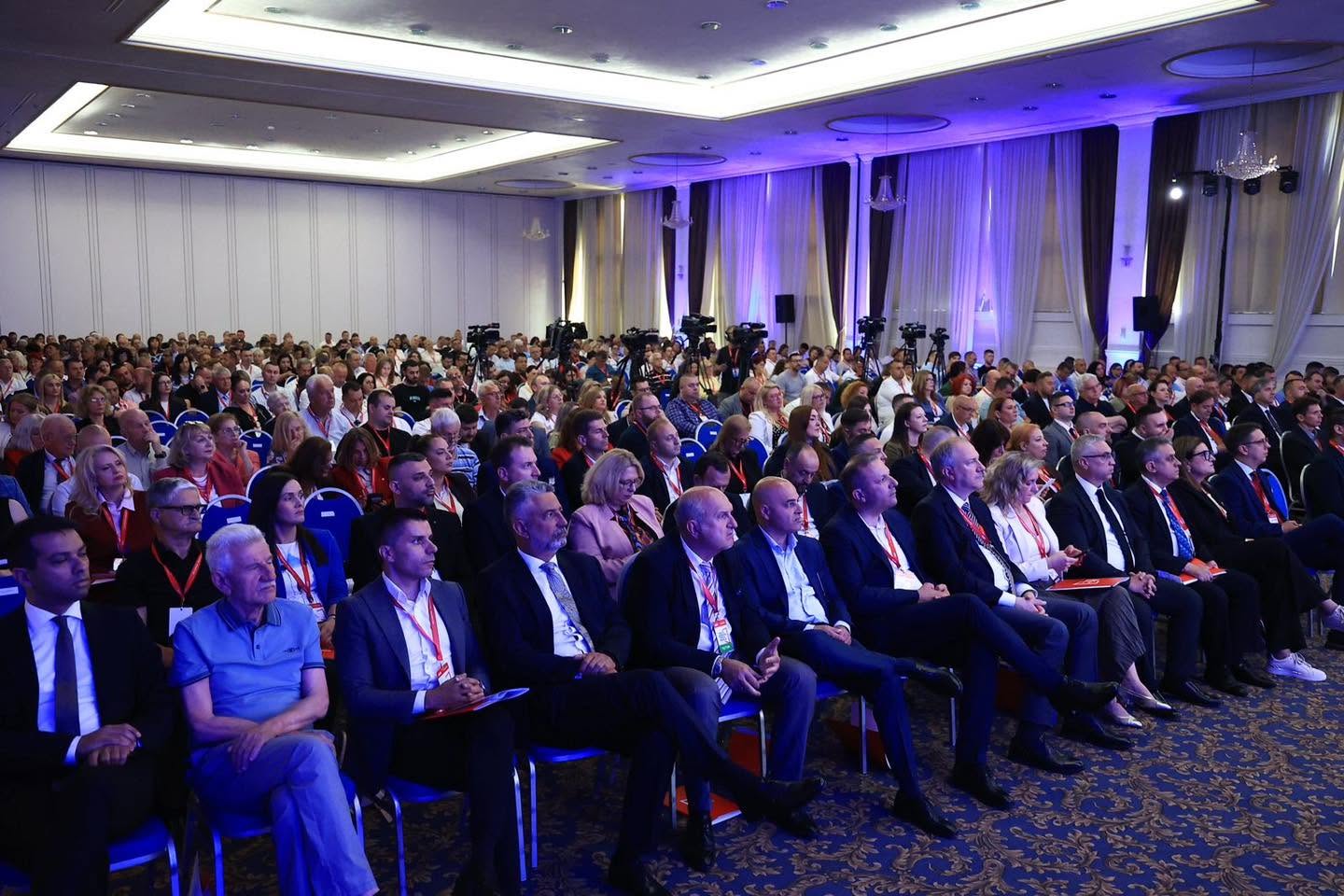 Куновска: Среќа што останаа кадри во СДСМ со сериозно образование