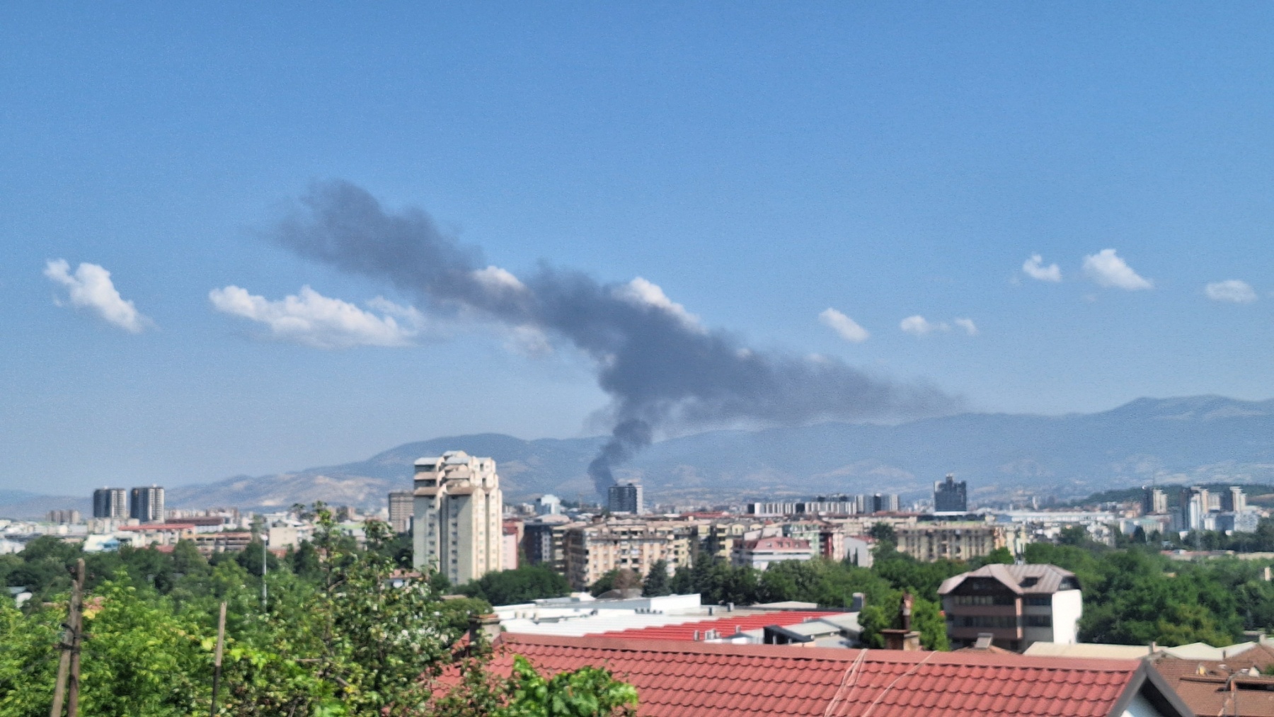 Црн чад врз Скопје: Повторно гори кај Визбегово