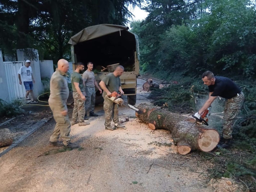 Припадниците на АРМ се вклучија во расчистување на последиците од невремето во Скопје