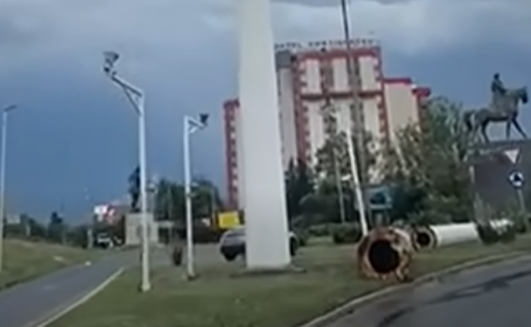 Се сруши огромниот јарбол со македонското знаме кај „Ист Гејт“