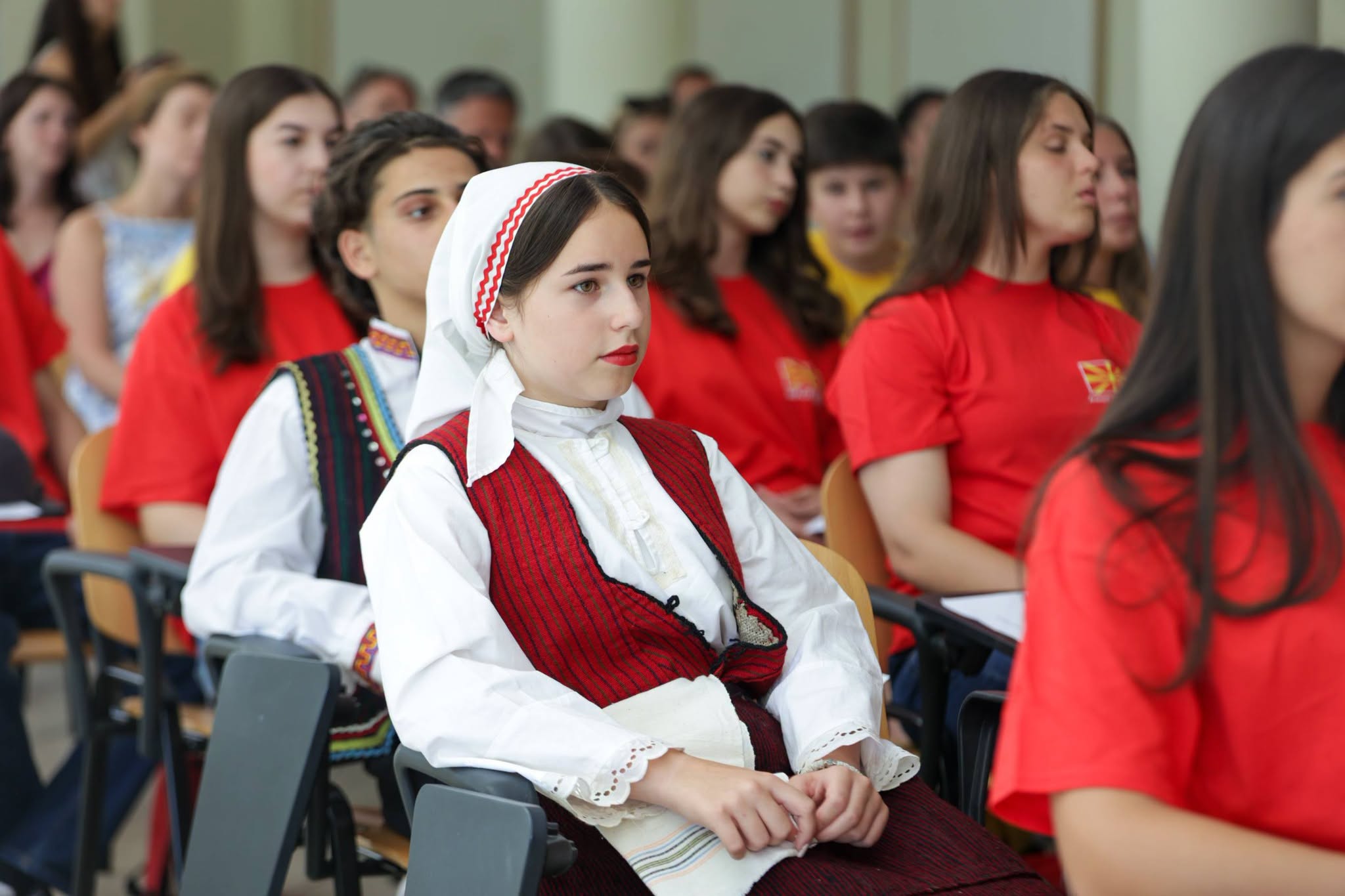 Македонскиот јазик е нашиот идентитет, култура и најсилна врска што не обединува, без разлика каде живееме, им порача Мицкоски на младите кои ќе учат во Охрид