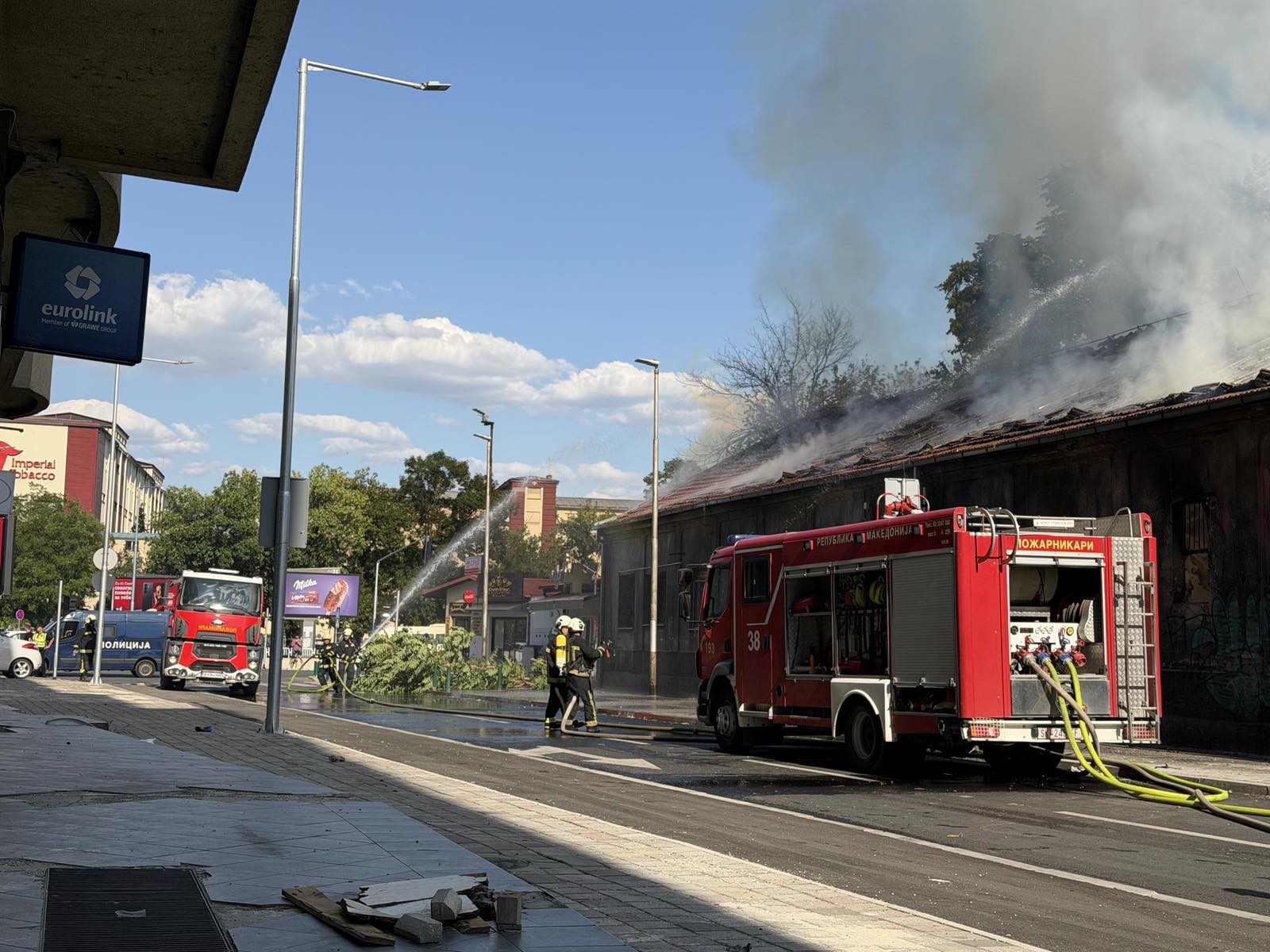 Изгореле и две бандери во голем подметнат пожар во Центар