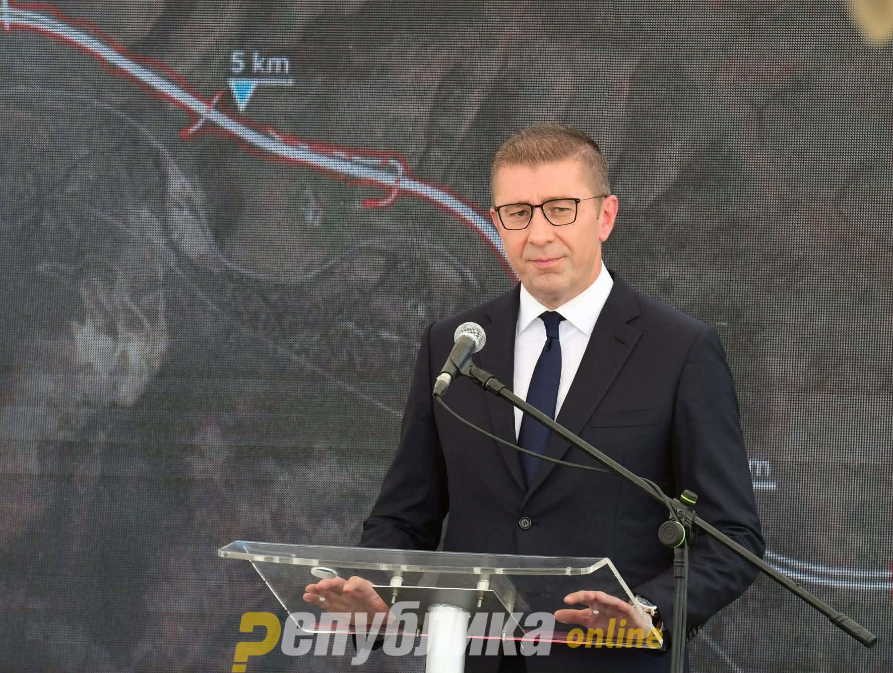 Мицкоски утре на поставување камен-темелник за спортска сала и увид во градежни активности во општина Карпош