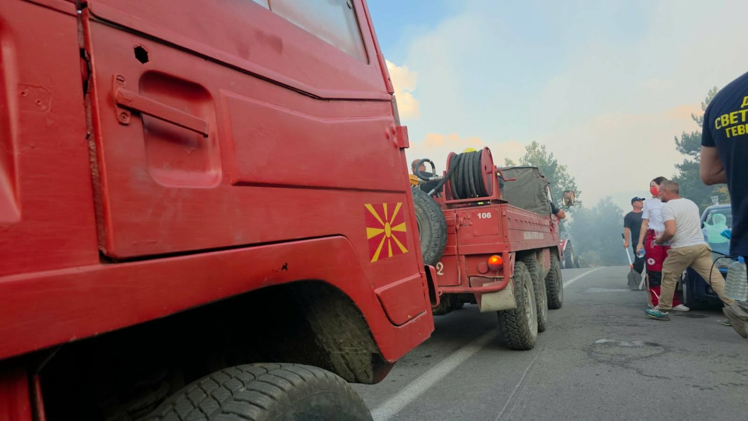 Околу 300 луѓе го гаснат големиот пожар кај Бигла