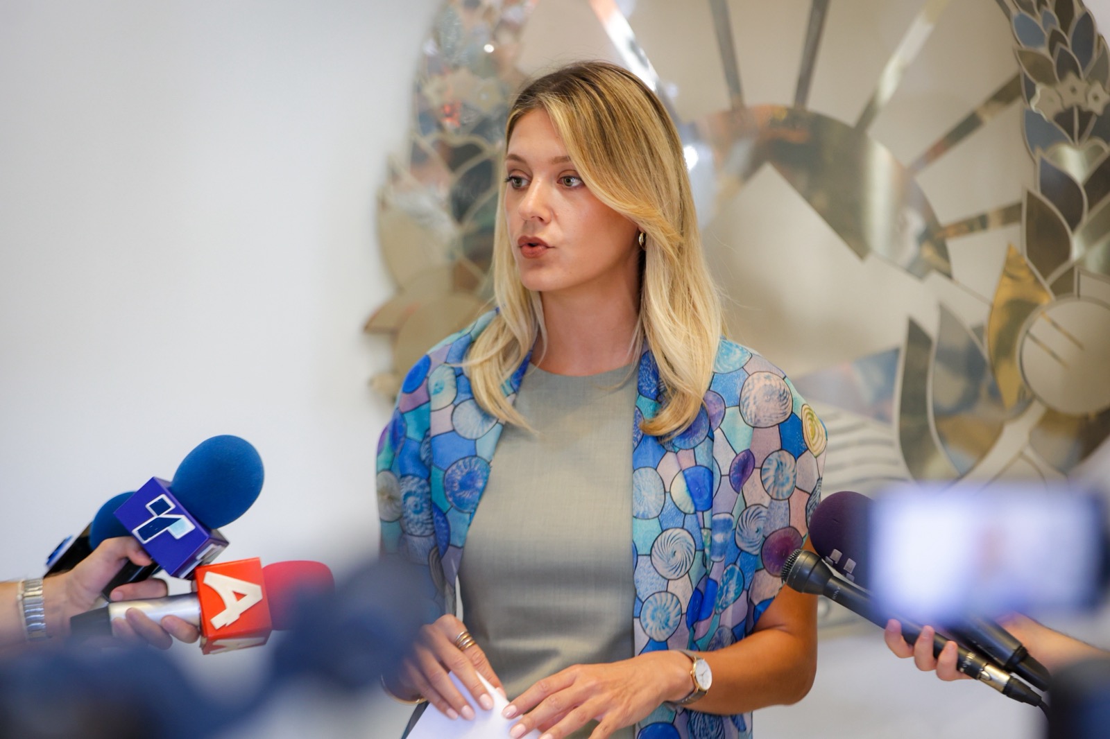 Митева: Со одлука на Владата цените на училишниот прибор се намалуваат за најмалку 15 отсто