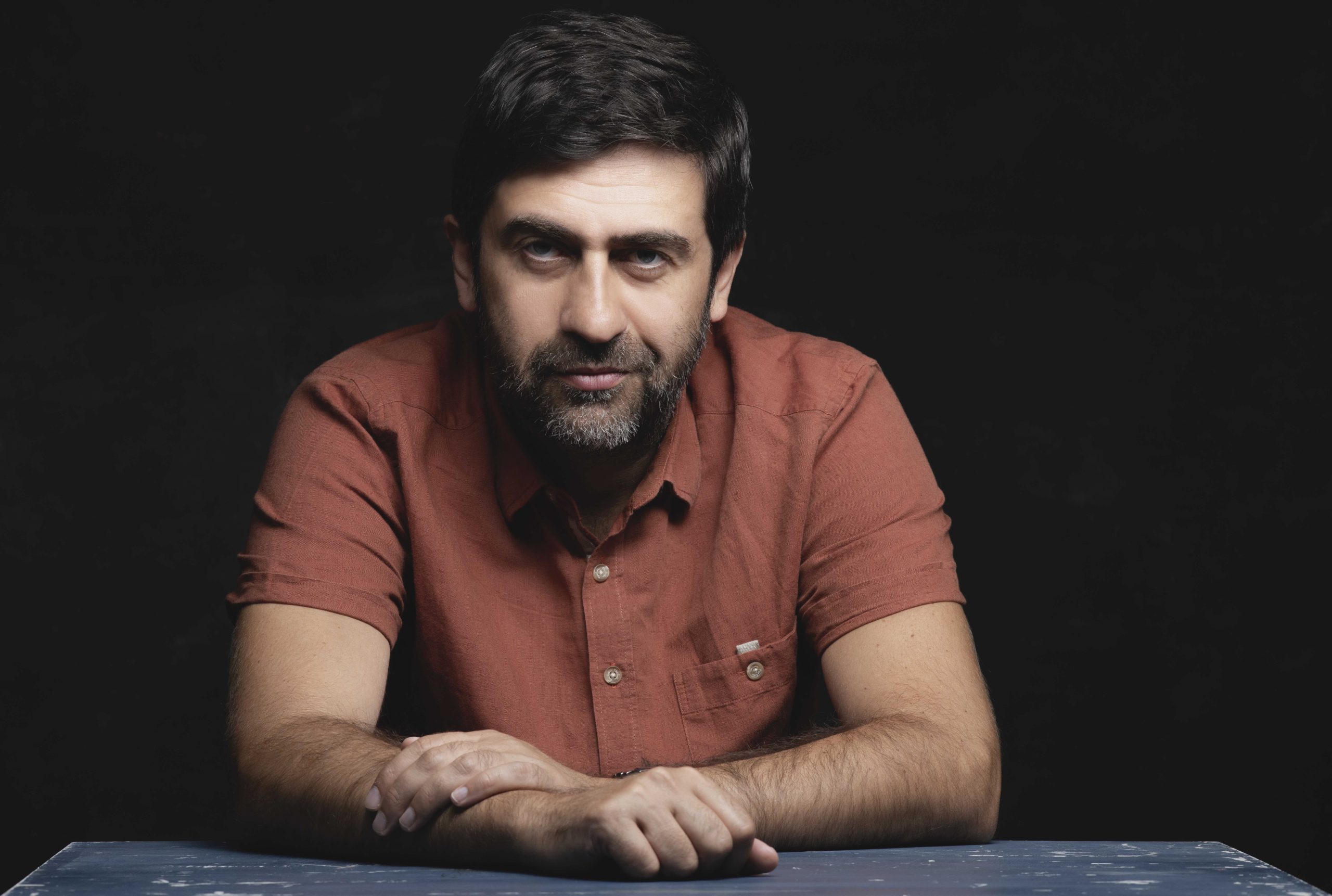 Емин Алпер, турскиот режисер, сценарист, актер, историчар и добитник на Сребрена мечка во Берлин е годинашен лауреат на 11. издание на ИФФ Киненова