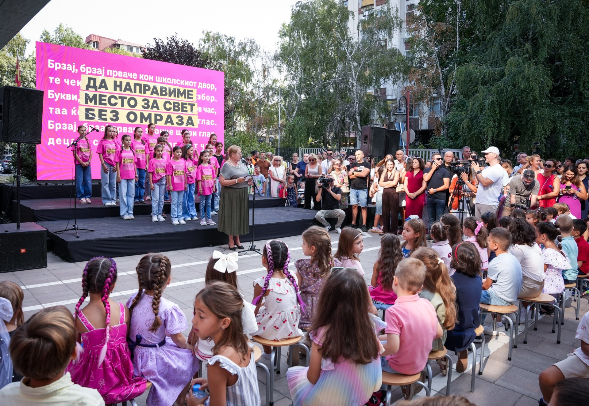 Јаневска: Среќен почеток на новата школска година, учете и не го бирајте насилството како решение