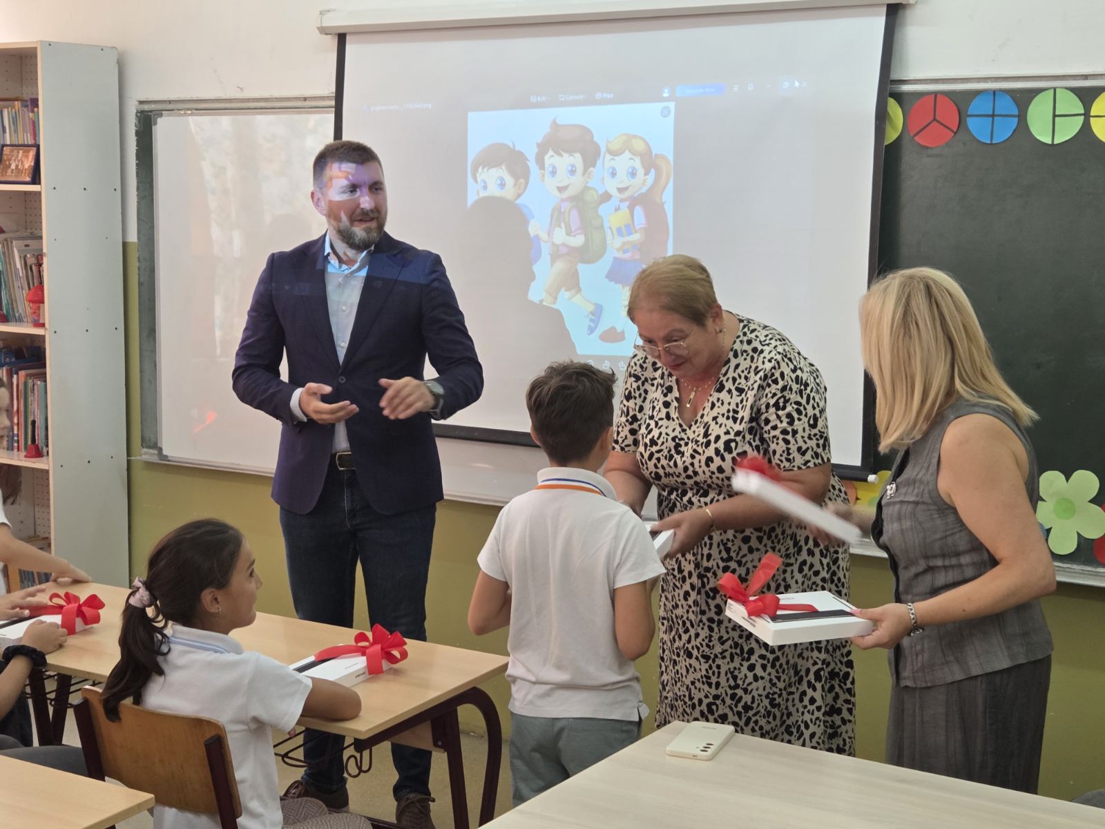 Министерката Јаневска и градоначалникот Митески им доделија таблет уреди на четвртоодделенците во Аеродром