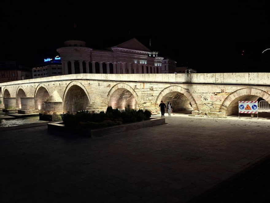 Камениот Мост во Скопје блесна со ново осветлување