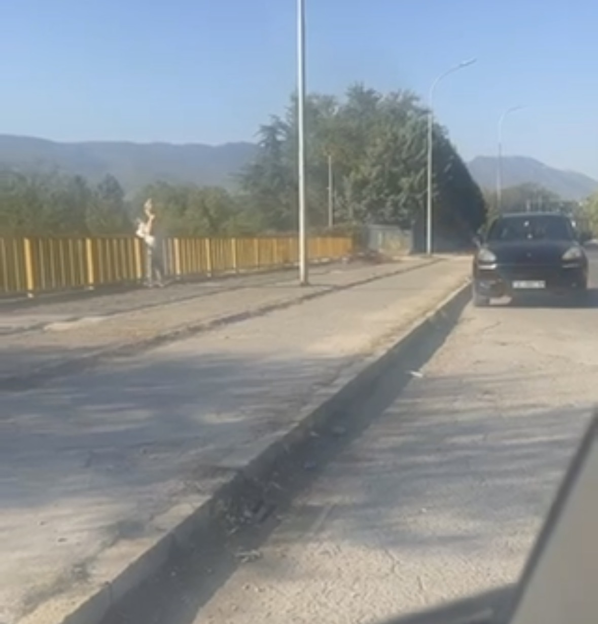 Вози „порше“, застана и мртва ладна фрли ѓубре во реката Лепенец